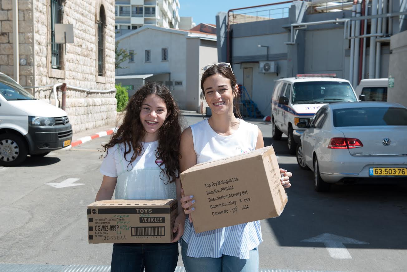 צילום: איתמר השש-דניאל מרגש: בת 12 מחיפה חילקה את מתנות יום הולדתה לילדים המאושפזים ברחבי העיר
