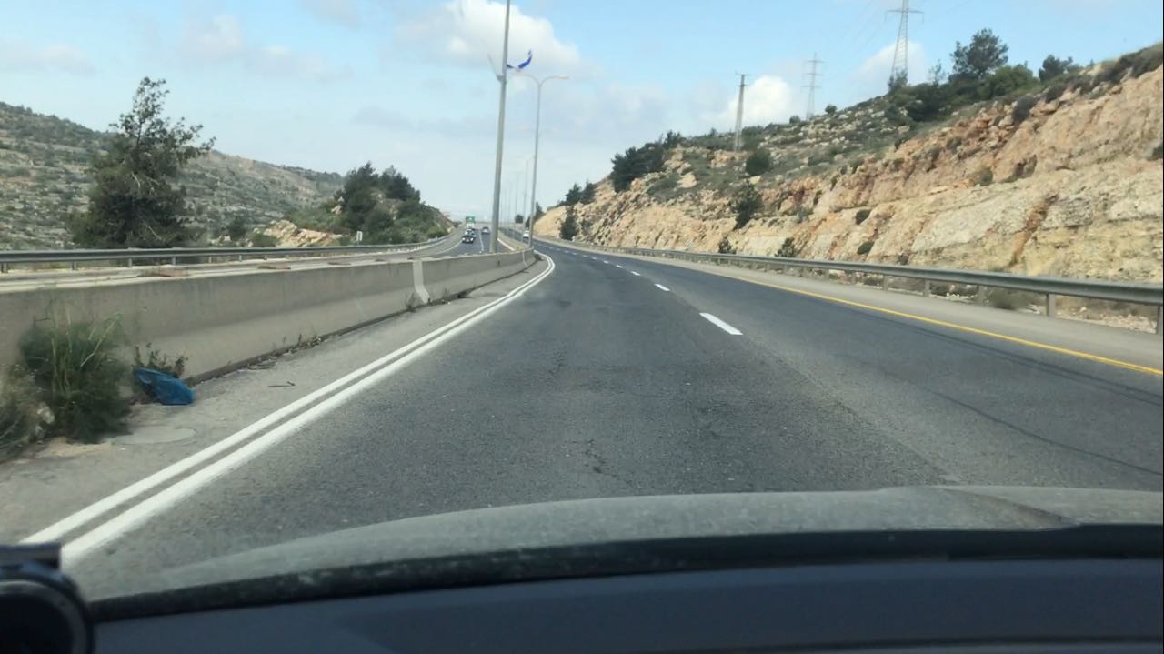 צילום: מוקד 443 בקבוק זכוכית הושלך לעבר רכב בכביש 443