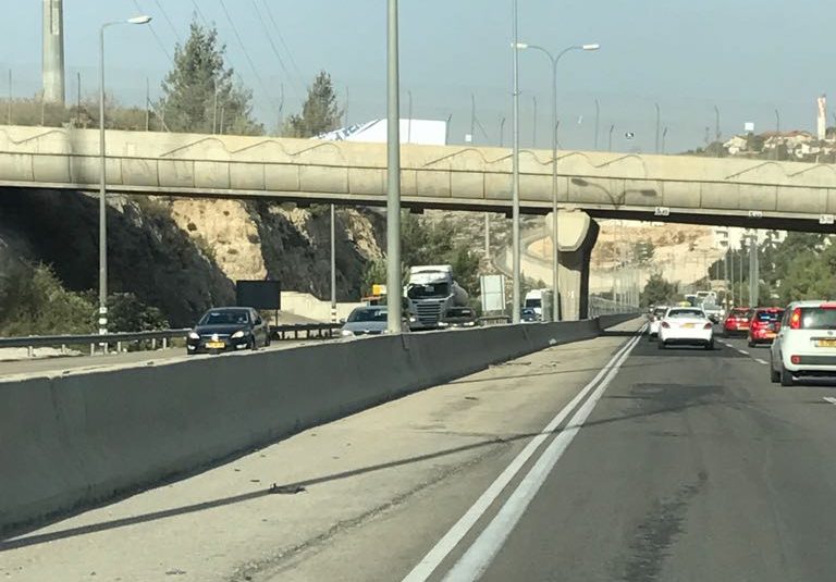 צילום: מוקד 443
פצועים בתאונה במהלך מרדף אחר רכב גנוב בכביש 443 – כוחות סורקים אחר חשוד שנמלט