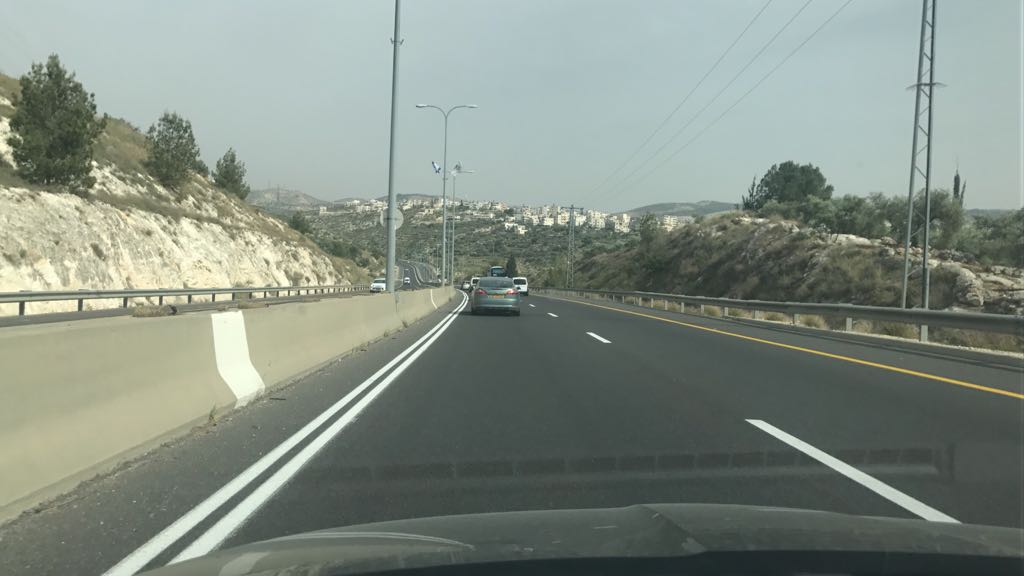 צילום: מוקד 443 פצוע קל בפיגוע אבנים בכביש 443