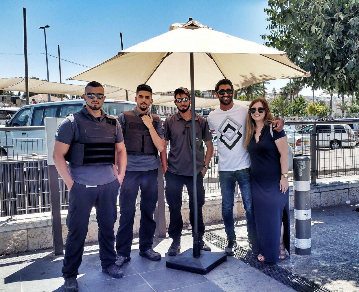 מאבטחי הרכבת הקלה מאחלים שבת שלום לעם ישראל משער שכם בירושלים