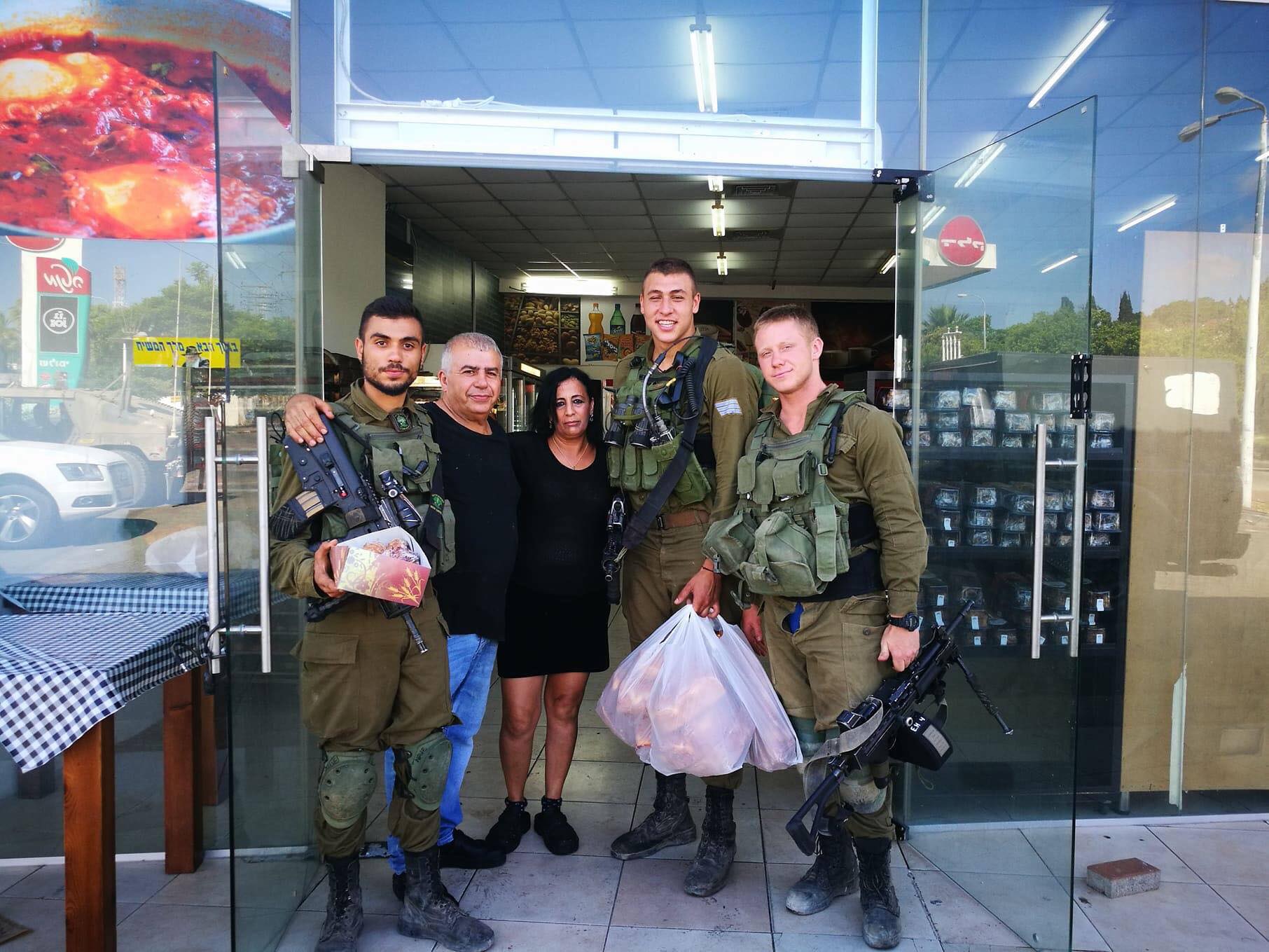 עם מיוחד: בעלי מאפייה בשלומי זיהו את לוחמי גולני ורצו אליהם עם מטעמים