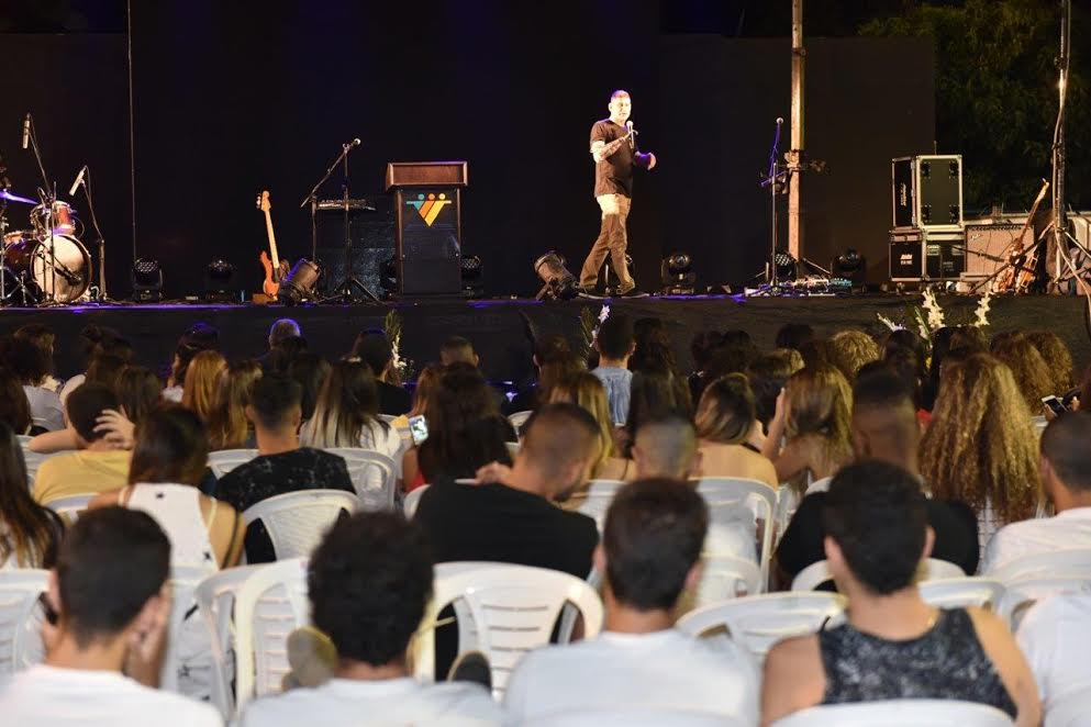 צילום: עיריית קריית אתא מאות בני נוער לקראת גיוס נהנו מהרצאה של חנוך בודין והופעה של נתן גושן בערב מתגייסים