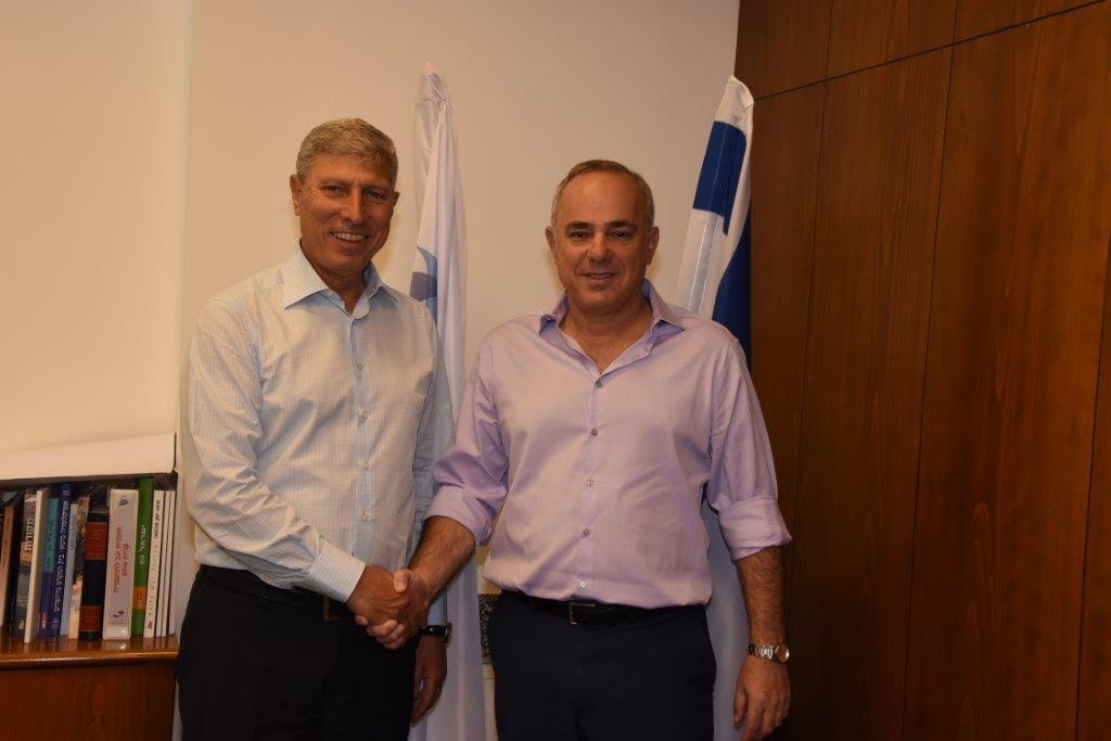 צילום: ביקור השר בקריית אתא דנים בפיתוח: שר האנרגיה יובל שטייניץ נפגש עם ראש עיריית קריית אתא