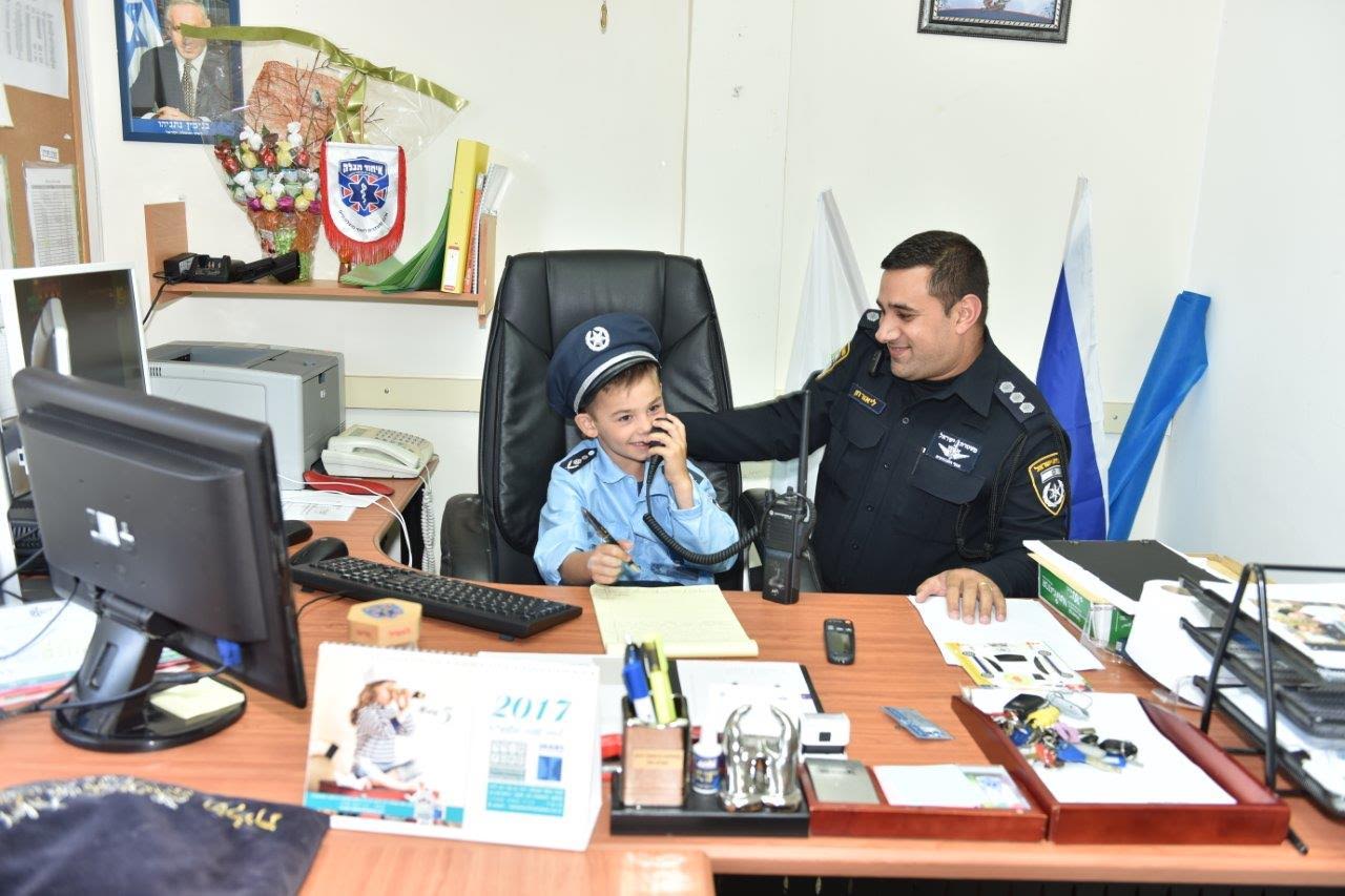 צילום: עיריית קריית אתא אלירן חלם להיות שוטר ליום אחד – שיטור עירוני קריית אתא הגשימו לו את המשאלה