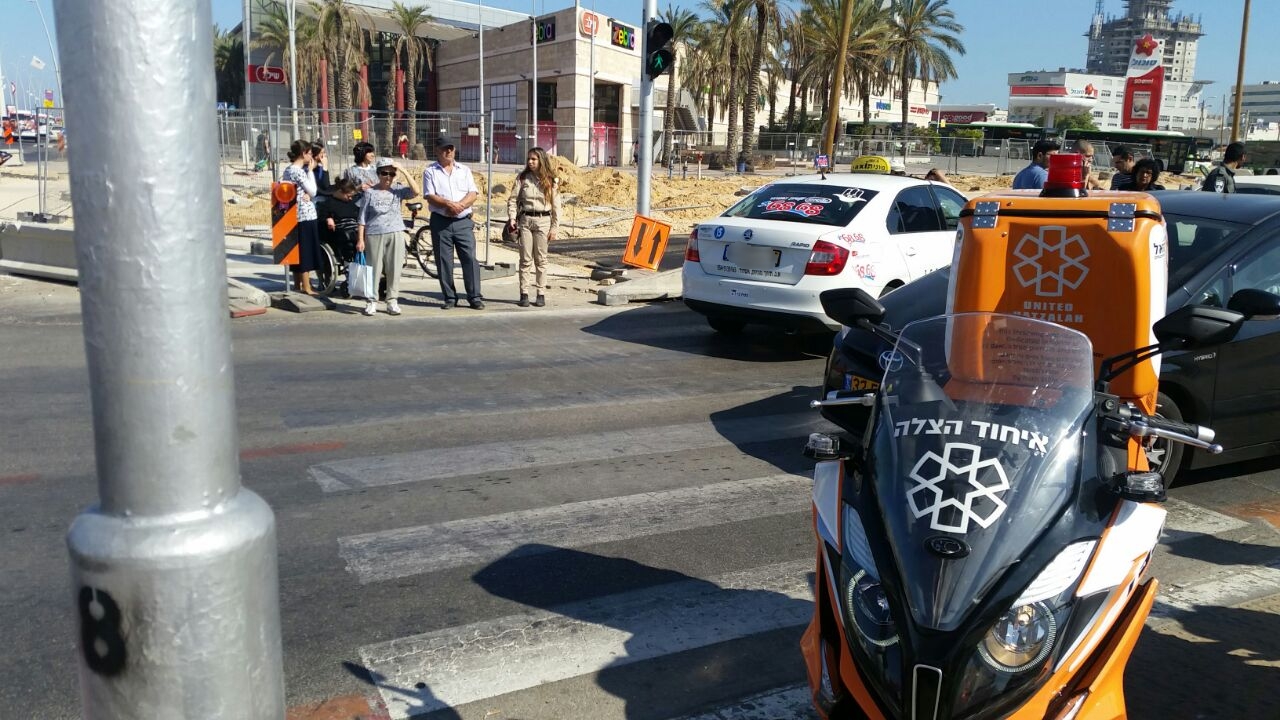 צילום: איחוד הצלה צעירה נפצעה בינוני מפגיעת מונית באשדוד