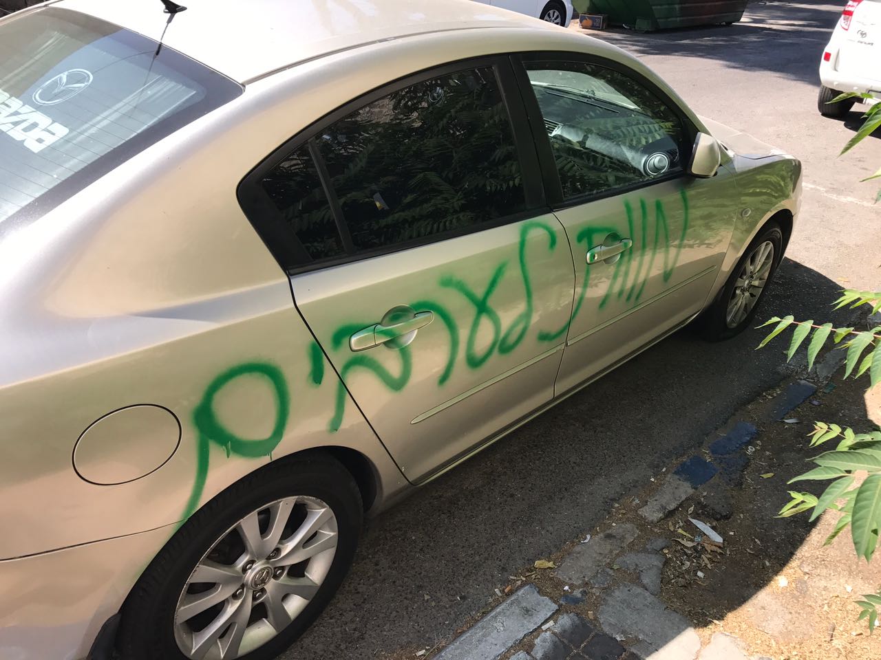 צילום: דוברות המשטרה כתובות נגד ערבים רוססו על גבי כלי רכב בירושלים – המשטרה פתחה בחקירה