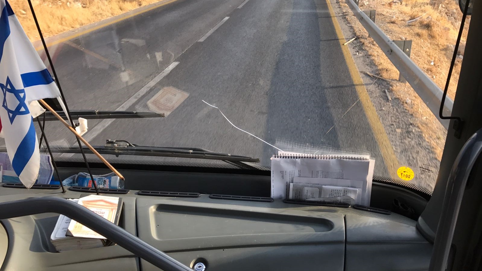 צילום: מוקד 443 שלושה ערבים מטורעאן הסגירו עצמם לאחר שתועדו תוקפים אוטובוס
