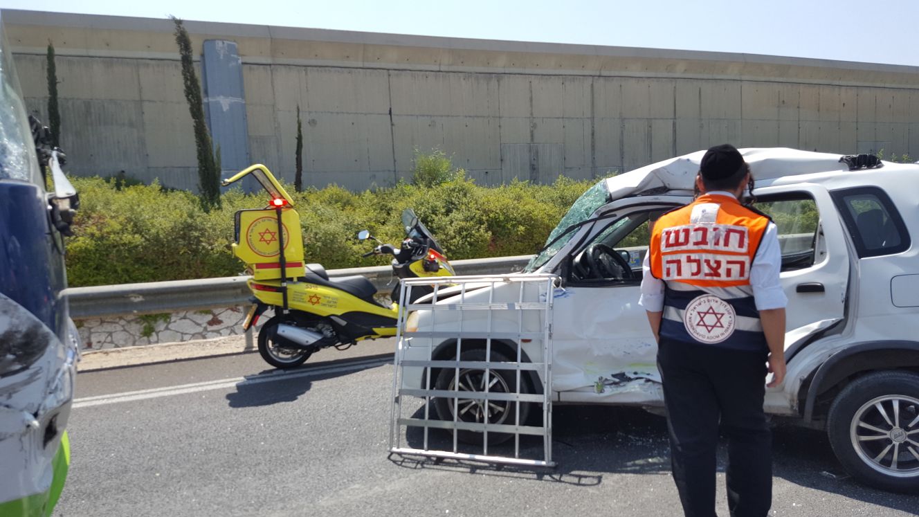 צילום: דוברות מד''א נקבע מותו של בן 70 שנפצע קשה בתאונה בין אוטובוס לרכב סמוך למחלף מסובים