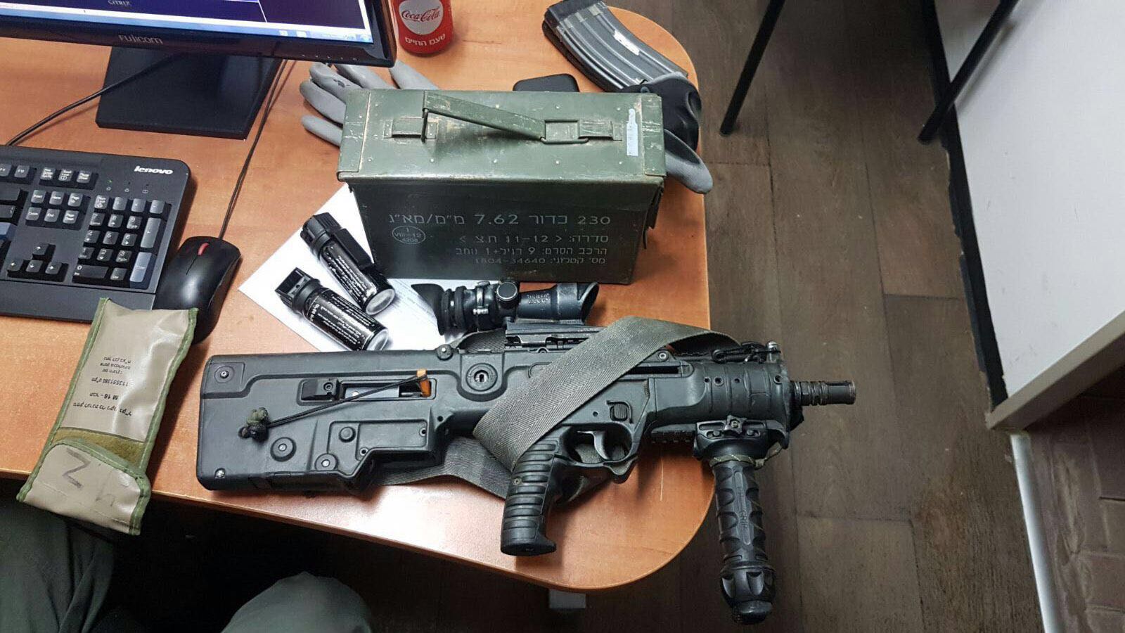 צילום: דוברות המשטרה 300 כדורי מאג ורובה מסוג תבור נתפסו ברשות חשוד בירי במהלך חתונה ברהט