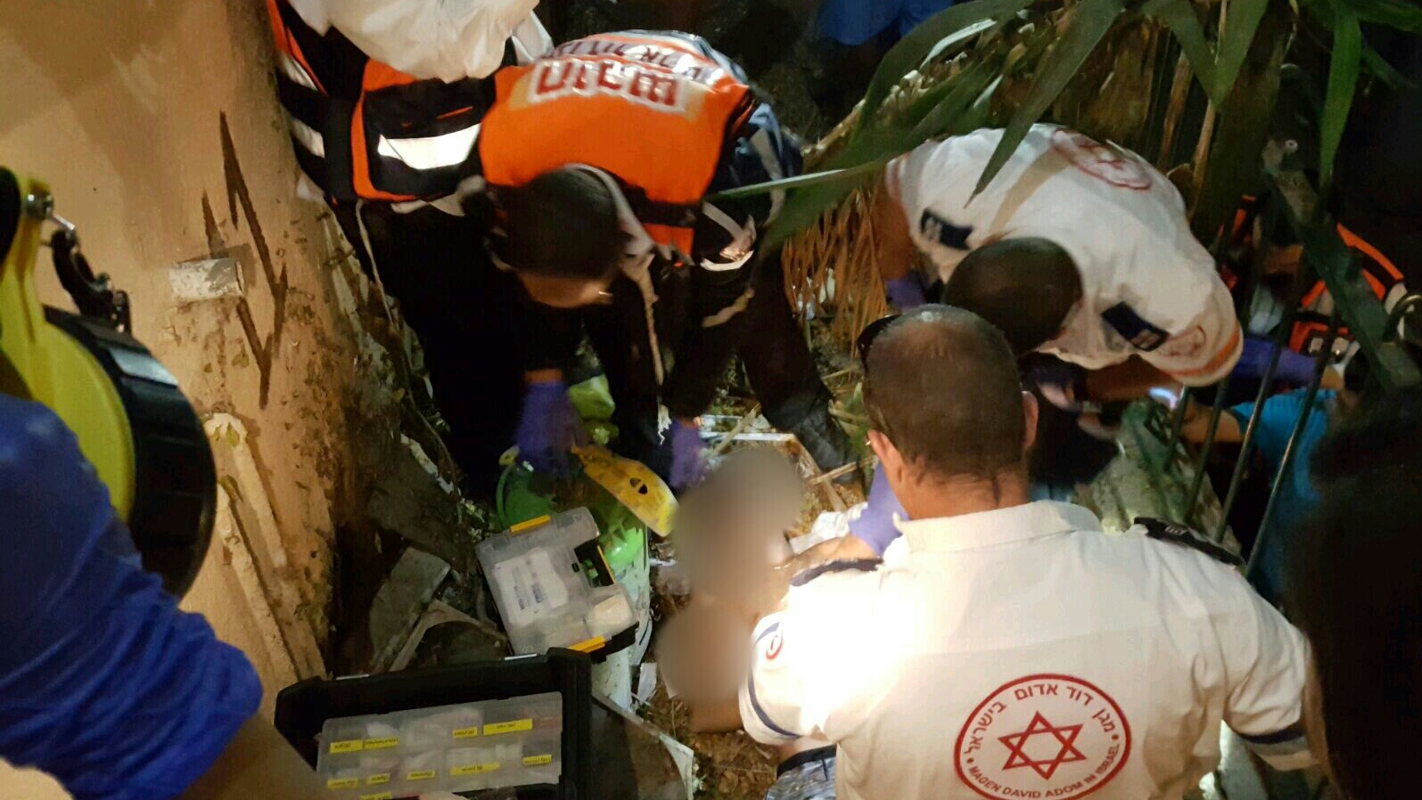 צילום: דוברות מד''א בן 12 נפל מקומה רביעית – מצבו קשה