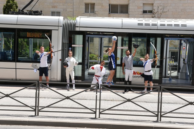 צילום: נחשון פיליפסון הרכבת הקלה תחלק אלפי כרטיסי רב קו טעונים לספורטאים המגיעים מרחבי העולם לארועי המכביה