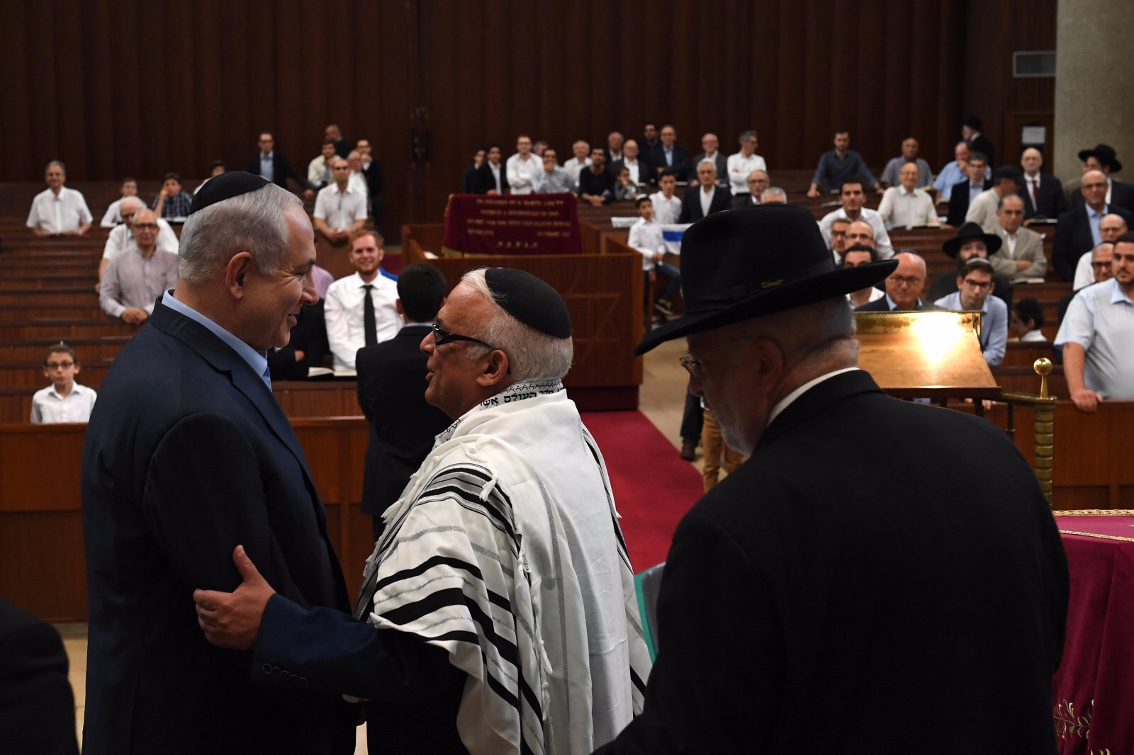 צילום: קובי גדעון, לע נתניהו ורעייתו הפתיעו את מתפללי בית הכנסת בשטרסבורג