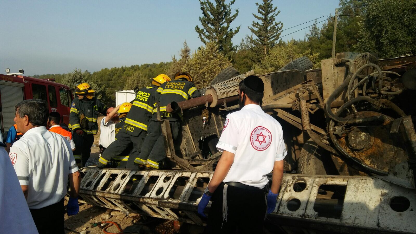 צילום: דוברות מד''א רוכב אופנוע נהרג בתאונה סמוך לניר אליהו, פצועים בהתהפכות משאית ליד עכברה
