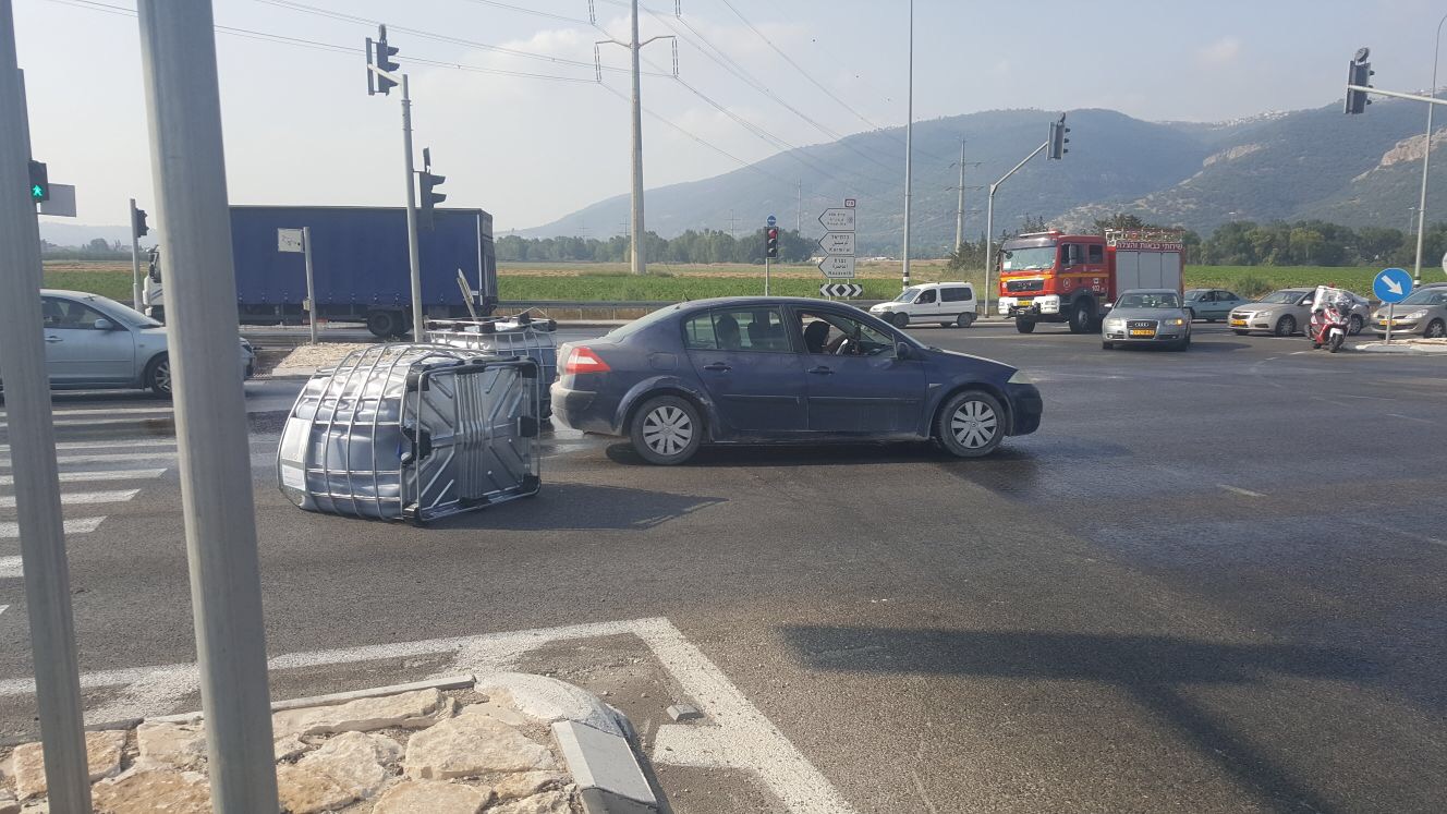 הכביש מצומת יגור לכיוון סומך נסגר לשני הכיוונים עקב נפילת מיכלים על הציר