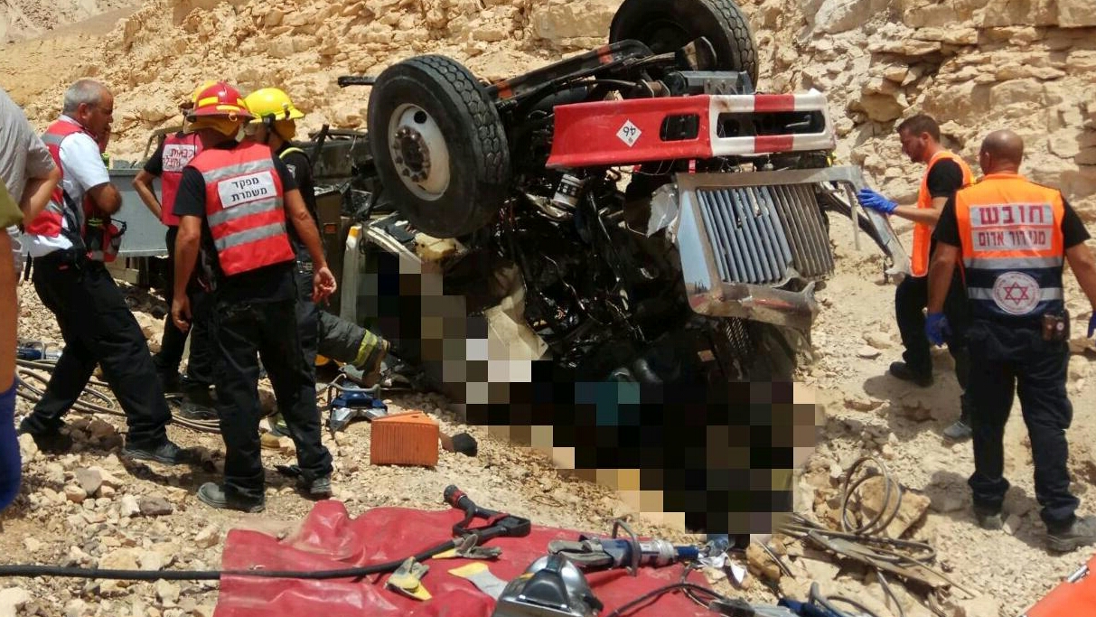 צילום: דוברות מד''א הותר לפרסום: חייל מבסיס תובלה ומילואימניק נהרגו הבוקר בתאונה סמוך לאילת