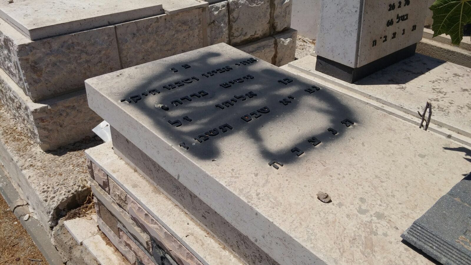 צילום: דוברות המשטרה הושחתו ורוססו בצבע מצבות בבית העלמין באשקלון