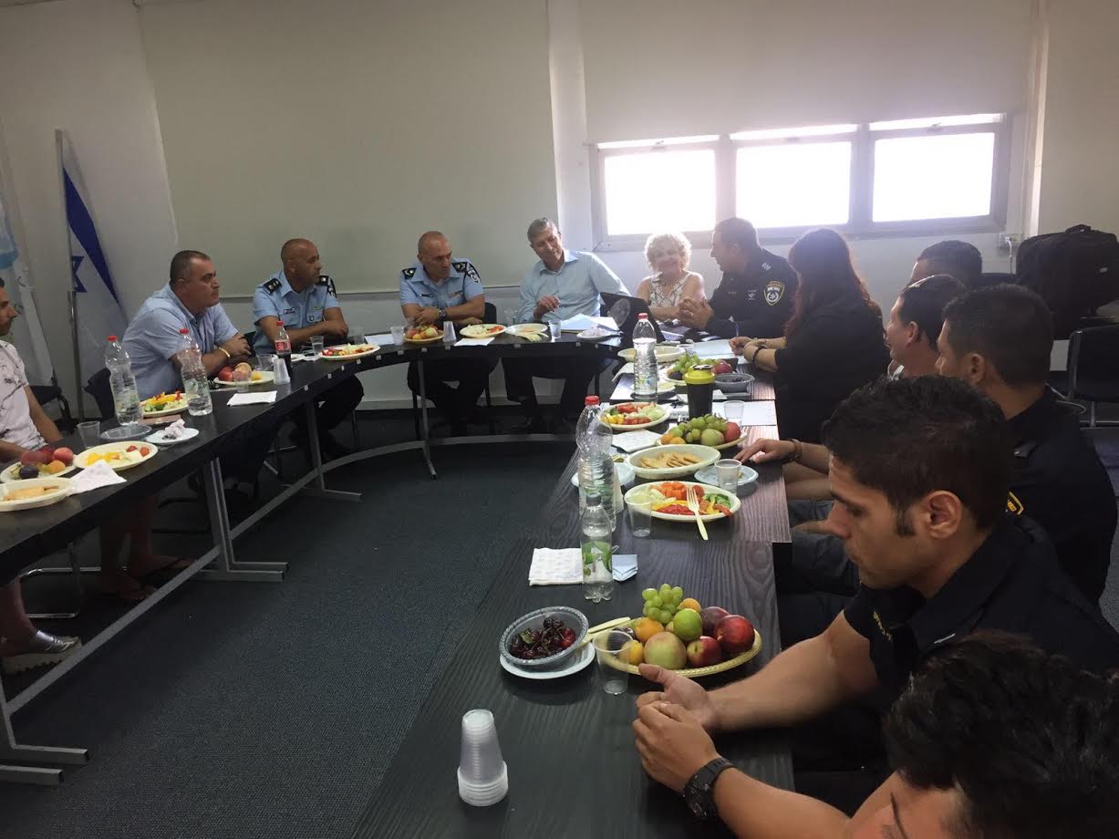 צילום: עיריית קריית אתא דנים במערך השיטור העירוני בקריית אתא: מפקד מחוז חוף נפגש עם ראש העיר