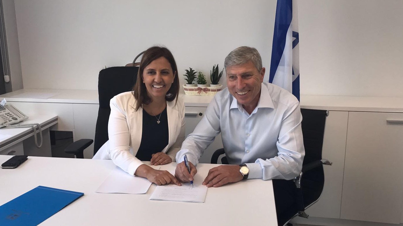 צילום: דוברות עיריית קריית אתא למען הנוער: השרה גילה גמליאל חתמה על הסכם למימון 600,000 ש"ח למרכז צעירים בקריית אתא