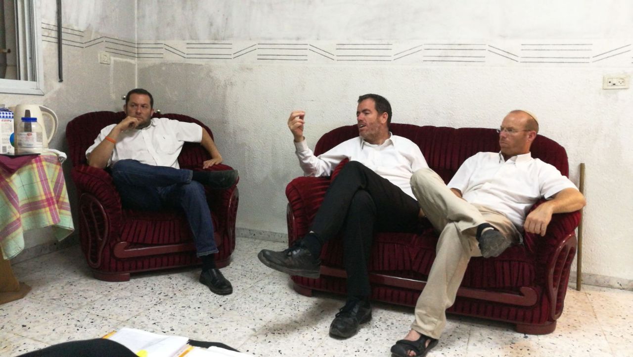 צילום: רועי חדי ראש מועצת שומרון עבר עם משפחתו לבית המכפלה בחברון: "פינוי משפחות – עליית מדרגה חמורה״