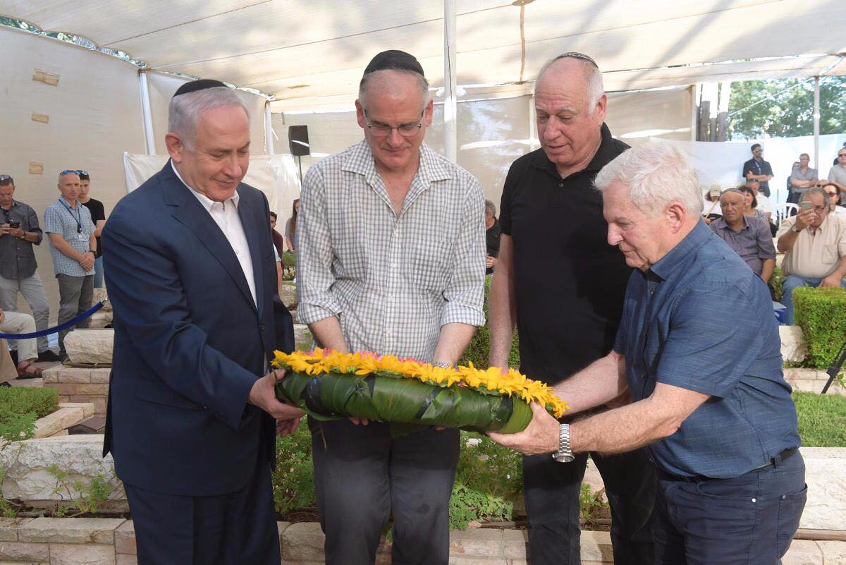צילום: עמוס בן גרשום, לע״מ ראש הממשלה ורעייתו השתתפו באזכרה לזכר אחיו של רה״מ, סא״ל יוני נתניהו