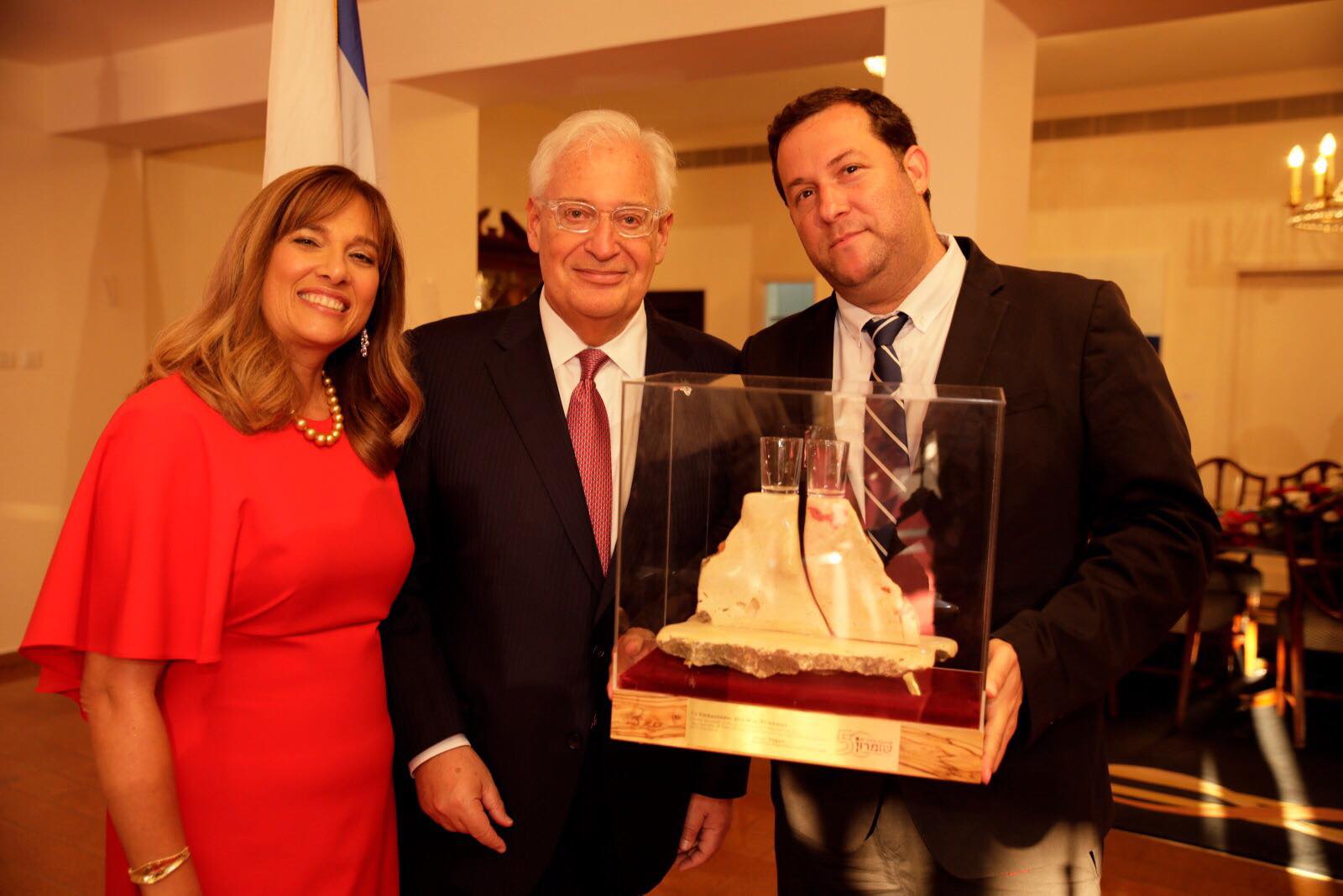 צילום: שגרירות ארה השגריר פרידמן התרגש: קיבל מדגן פמוטים מאבני איתמר בשומרון