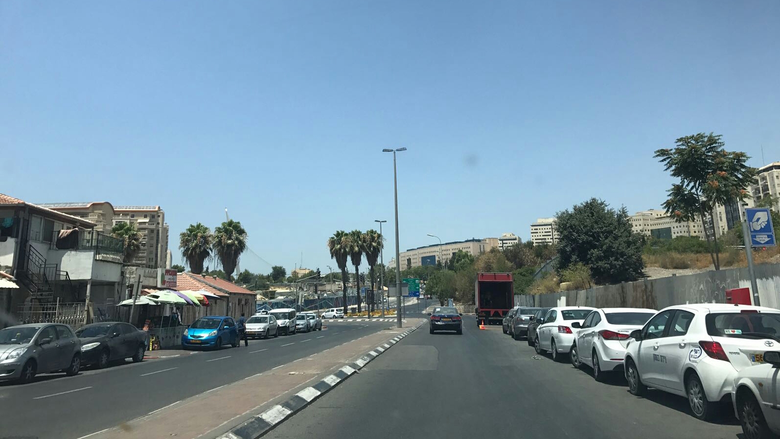 בעקבות פניית עיריית ירושלים לבית המשפט ניתן צו סגירה מיידי לגג אולם קדמא בתלפיות