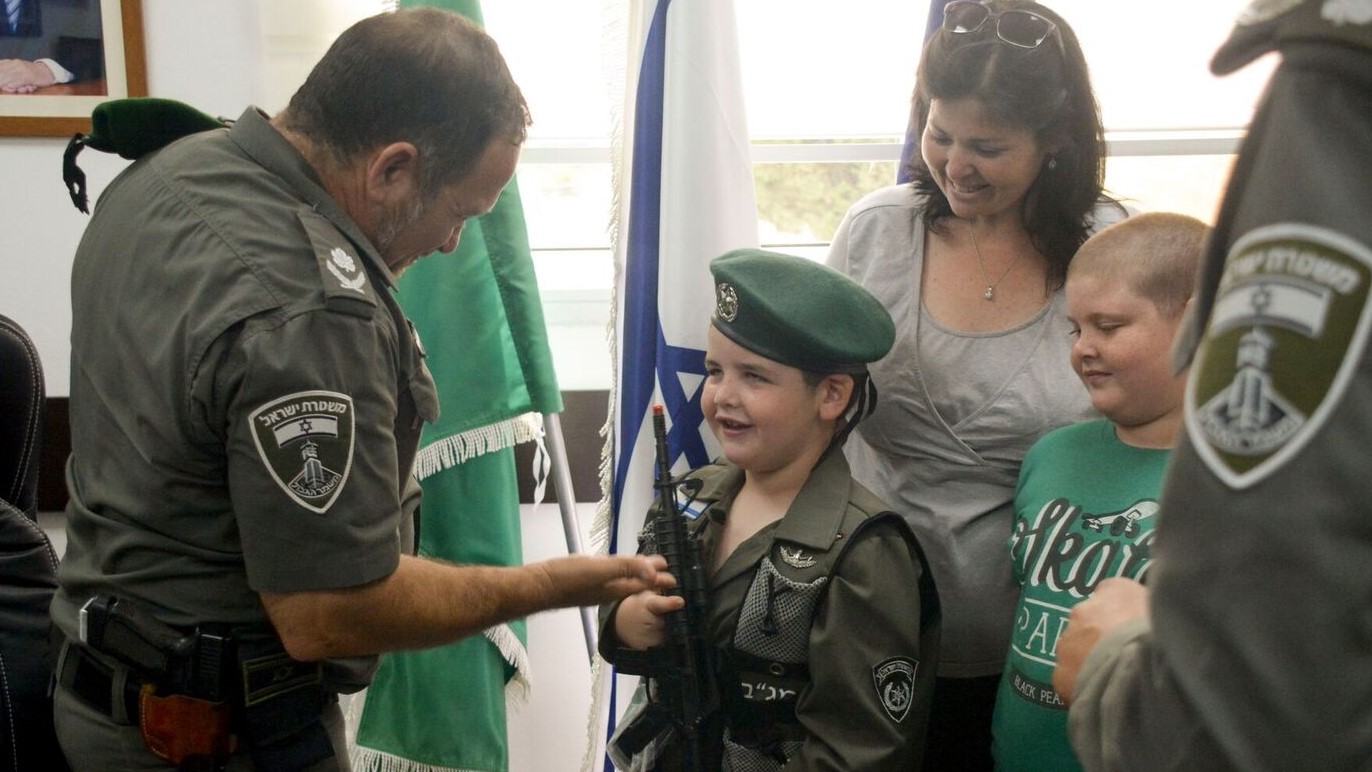 צילום: דוברות המשטרה "כשאהיה גדול אני רוצה להיות מפקד משמר הגבול" – איתי דוד בן ה-5 למפקד מג"ב במפגש מרגש