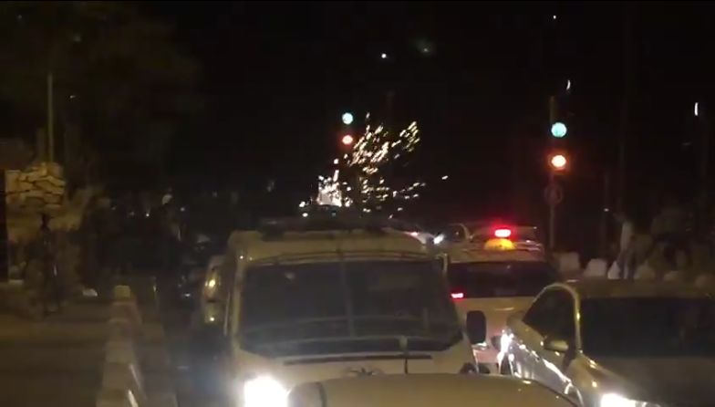 טרור קשה בירושלים: עשרות בקבוקי תבערה, נזקים לכלי רכב ובתים מאבנים וזיקוקין, שוטר ואזרח נפצעו