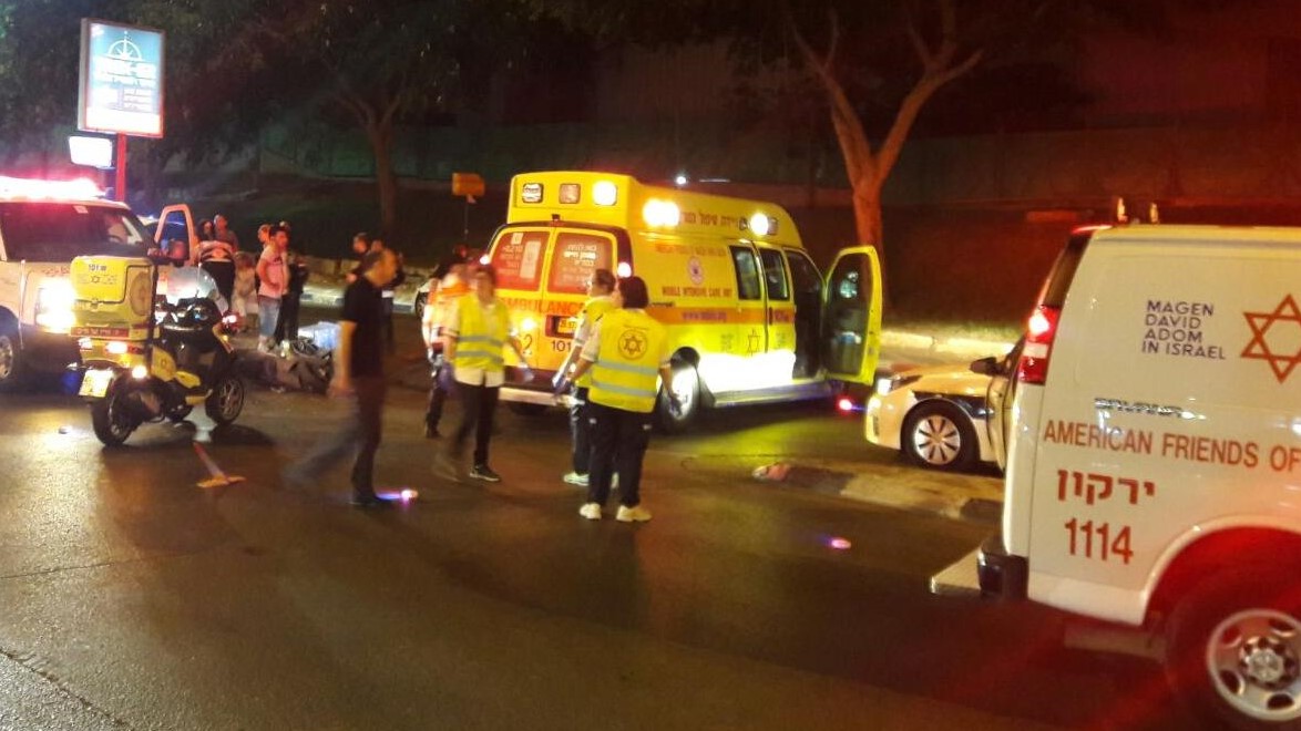צילום: דוברות מד''א רוכב אופנוע נהרג מפגיעת רכב בתאונת דרכים בפתח תקווה