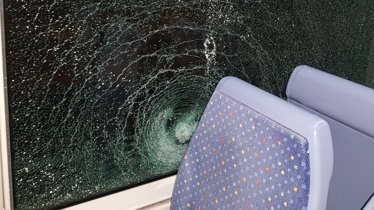 צילום: 0404 נזק לרכבת הקלה בפיגוע אבנים בשכונת שועפט בירושלים