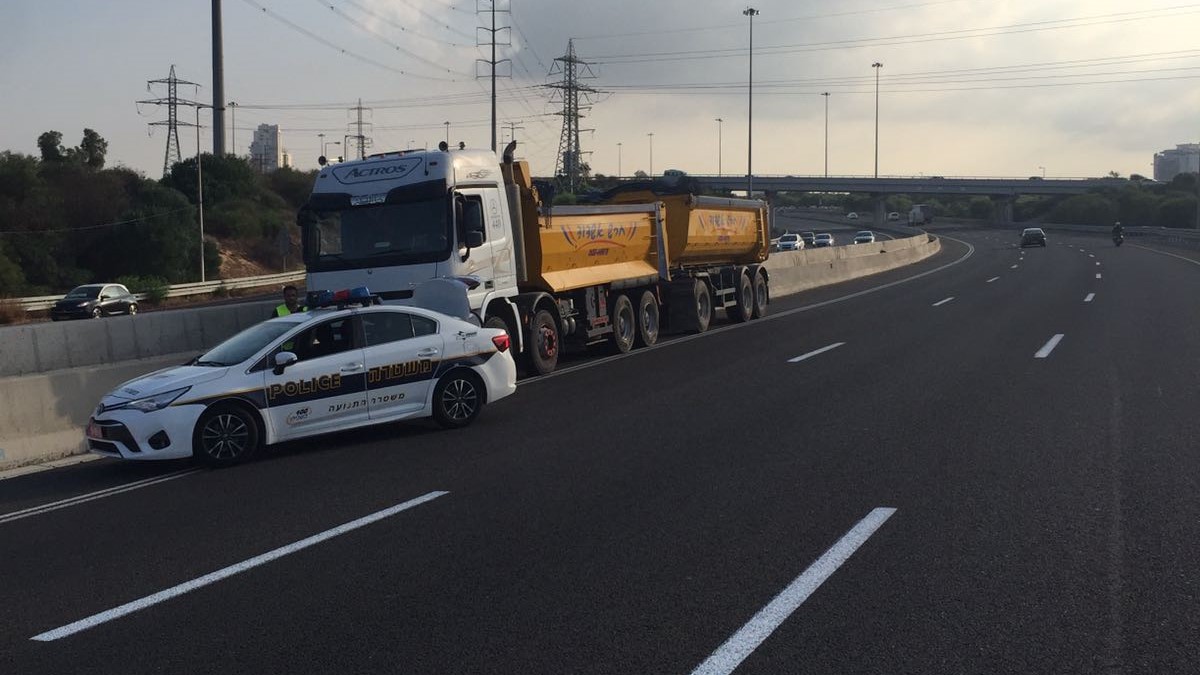 צילום: דוברות המשטרה משאית פול טריילר ב-90 קמ"ש נתפסה נוסעת בנתיב הנגדי. הנהג: "התבלבלתי בדרך לירושלים"