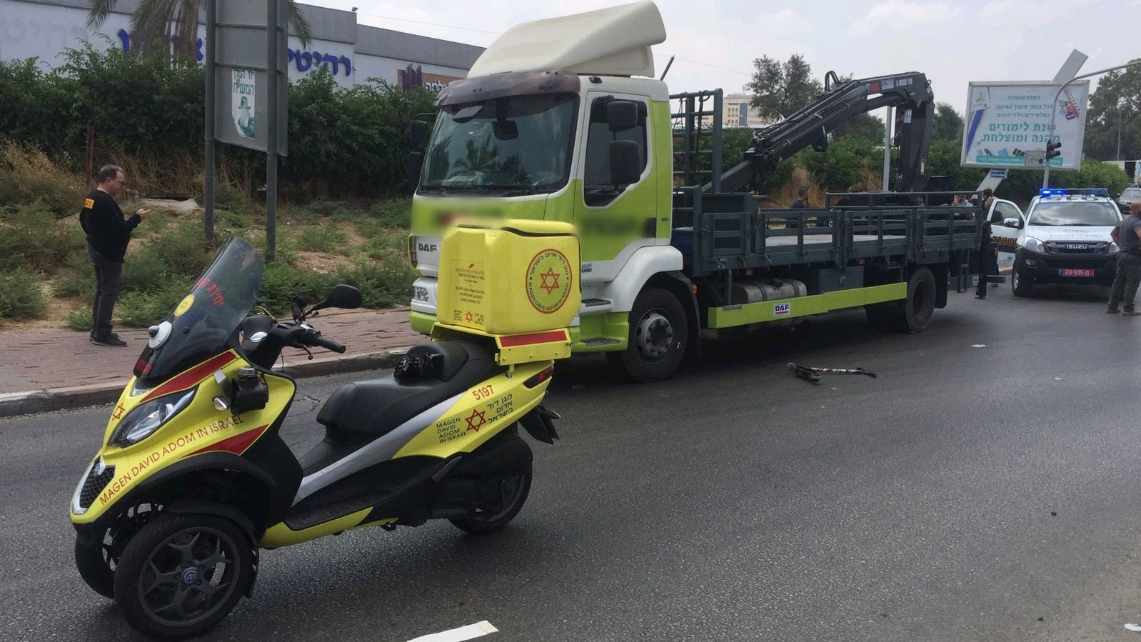 צילום: דוברות מד''א בן 8 נפגע ממשאית ברמלה – מצבו קשה