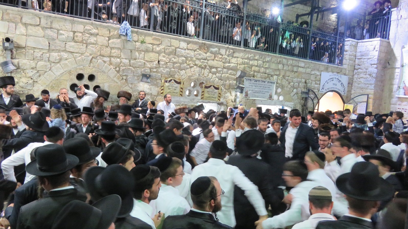 צילום: מוסדות אוהל הרשב אלפים בריקודים בחצר ציון הרשב"י