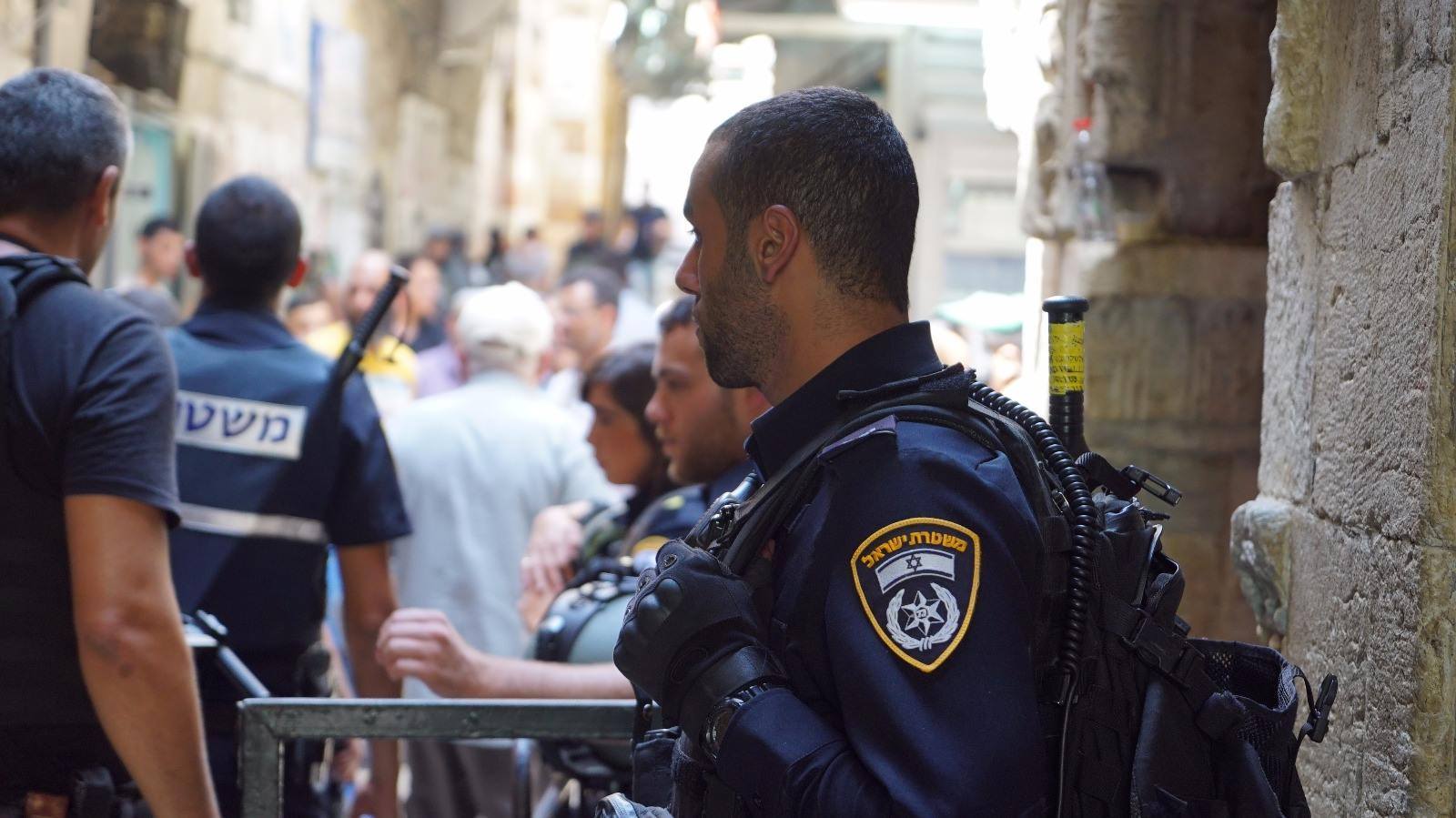צילום: דוברות המשטרה ערבים ירו זיקוקין והשליכו אבנים לעבר כוחותינו בעיר העתיקה בירושלים