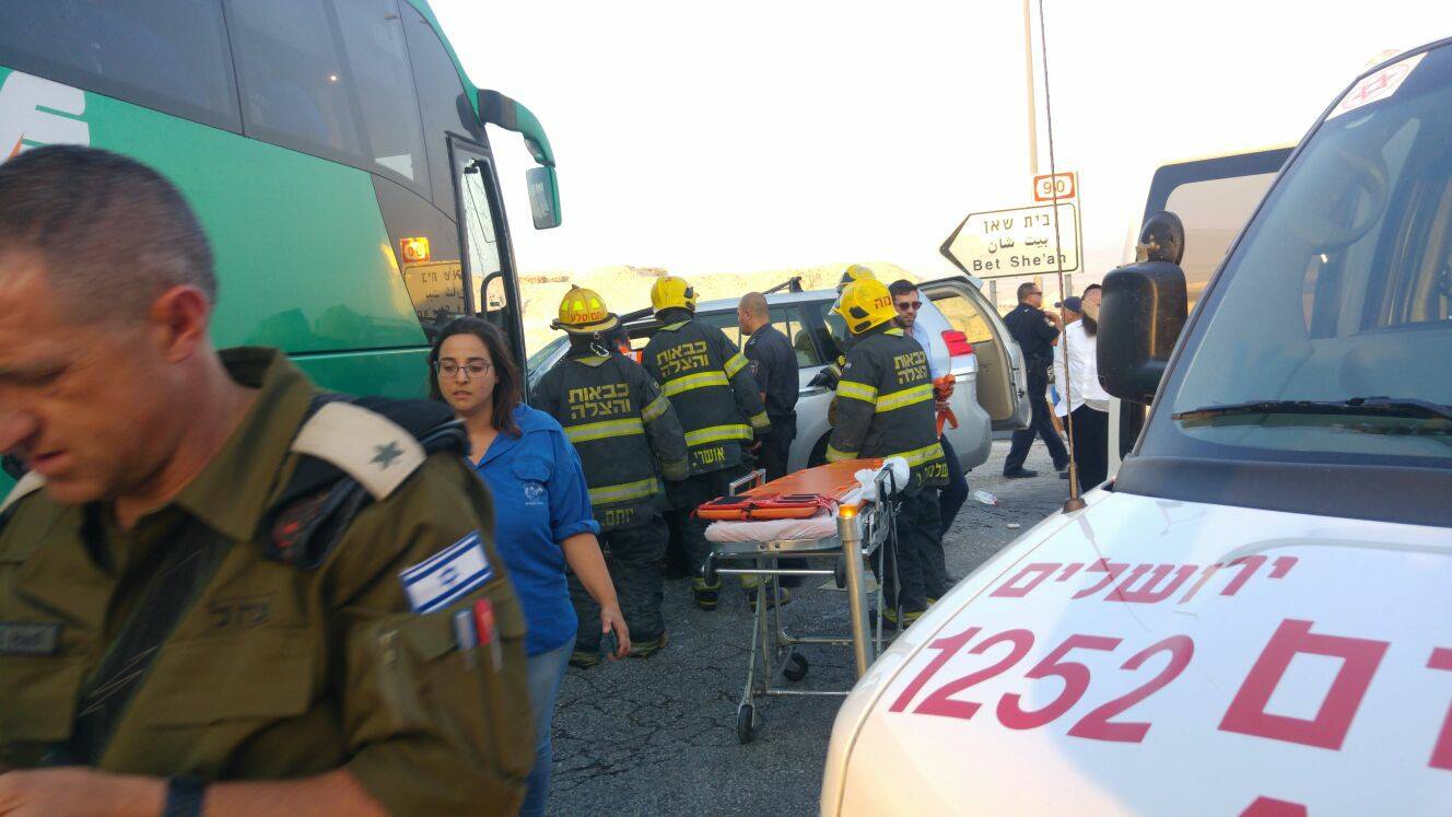 צילום: דוברות מד''א חמישה פצועים בתאונה בכביש 90