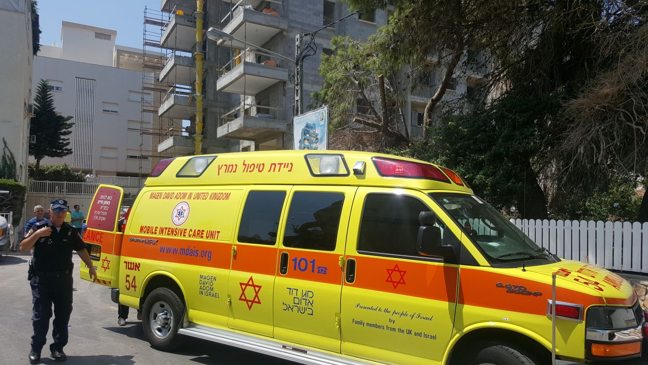 צילום: דוברות מד''א בן 35 נפגע מחפץ כבד באתר בניה בהרצליה – מצבו אנוש