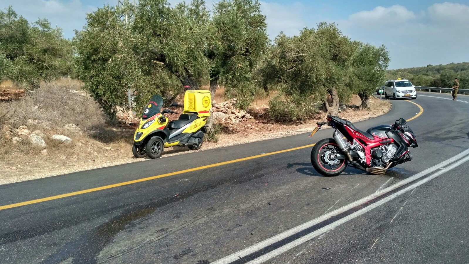 צילום: דוברות מד''א רוכב אופנוע נפגע מרכב בכביש 465 – מצבו קשה