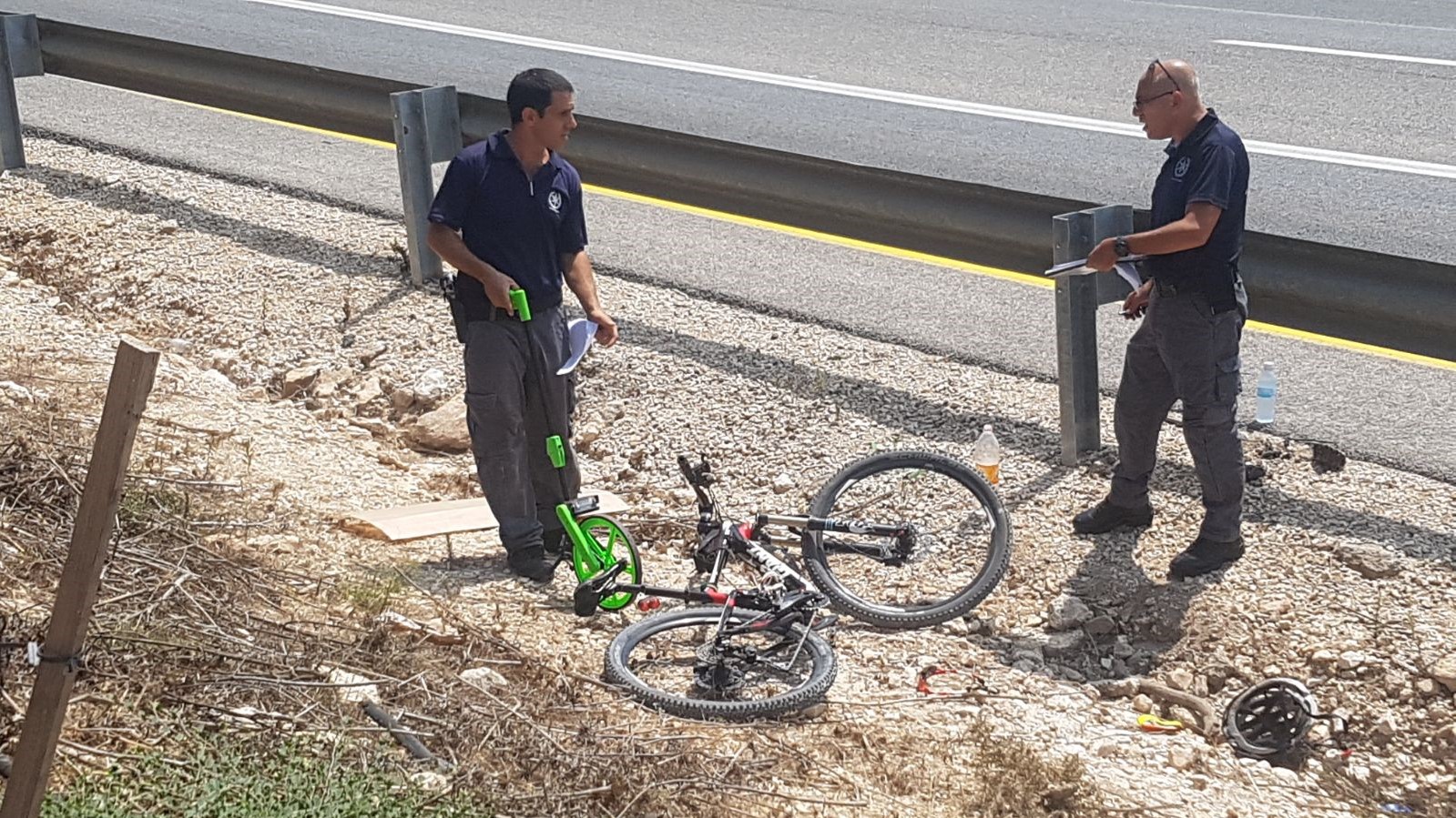 צילום: דוברות המשטרה רוכב אופניים נפגע מאוטובוס בפרדס חנה והובהל לבית החולים במצב בינוני
