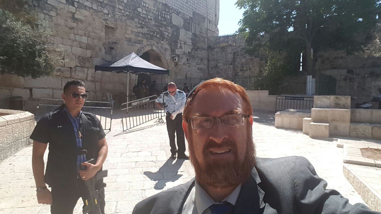 צילום: מטה ארגוני המקדש יהודה גליק תובע מאות אלפי שקלים מהערבי שתקף אותו בניחום אבלים בבית משפחת אל חאלק