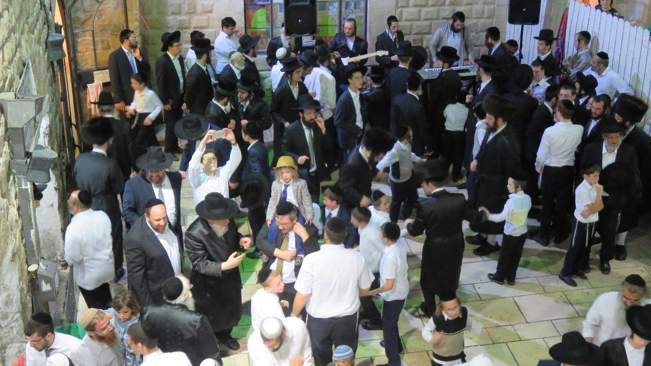 צילום: מוסדות אוהל הרשב בין הזמנים – מאות בריקודים בחצר ציון הרשב"י