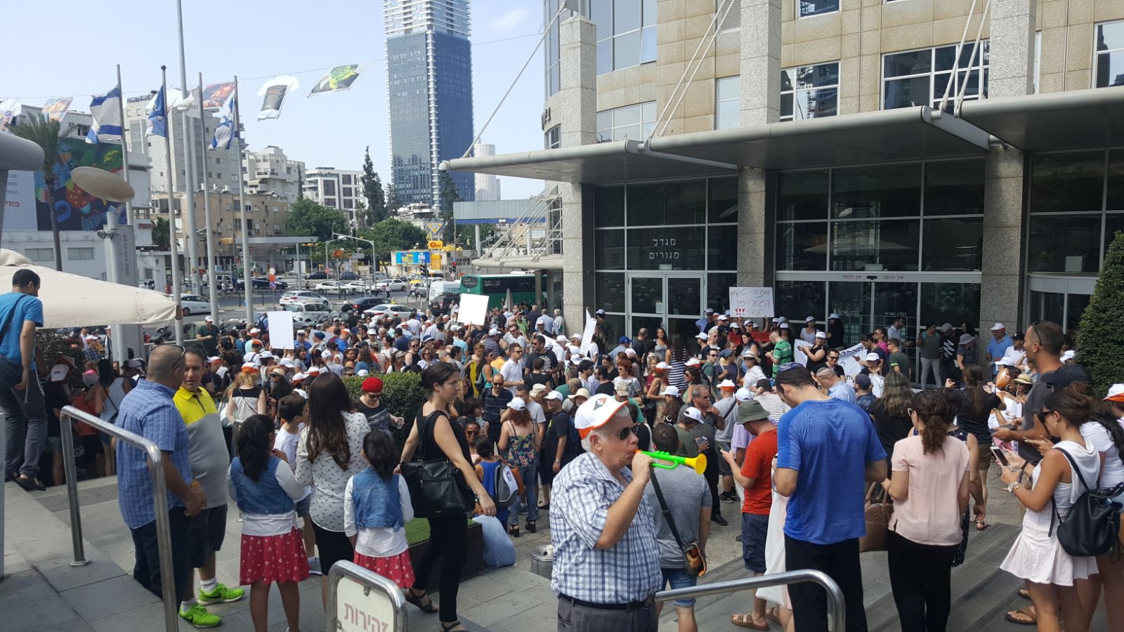צילום: 0404 היום ה-12 לשביתה בבנק טפחות. יו"ר ארגון העובדים: "הדבר היחיד שמעניין את ההנהלה הוא הבונוסים השמנים שהיא גורפת לכיסה"