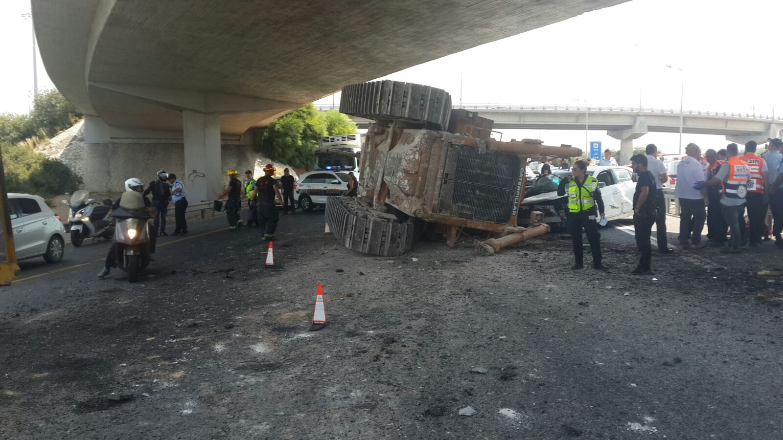 צילום: דוברות המשטרה 3 פצועים בהתהפכות טרקטור ממשאית בכביש 1