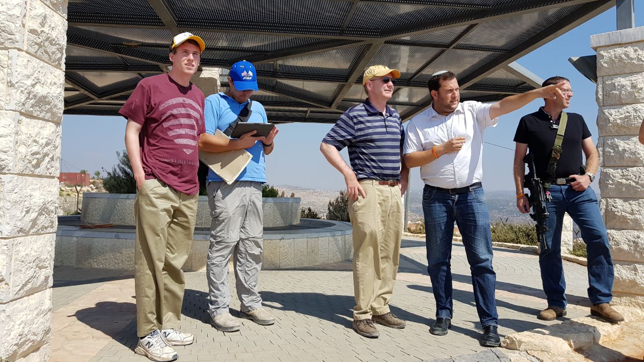 צילום: רועי חדי חבר הקונגרס קייט רוטפוס הגיע לטייל בשומרון עם בנו: "כולם חייבים לבוא לכאן לראות את המקום בעיניים"