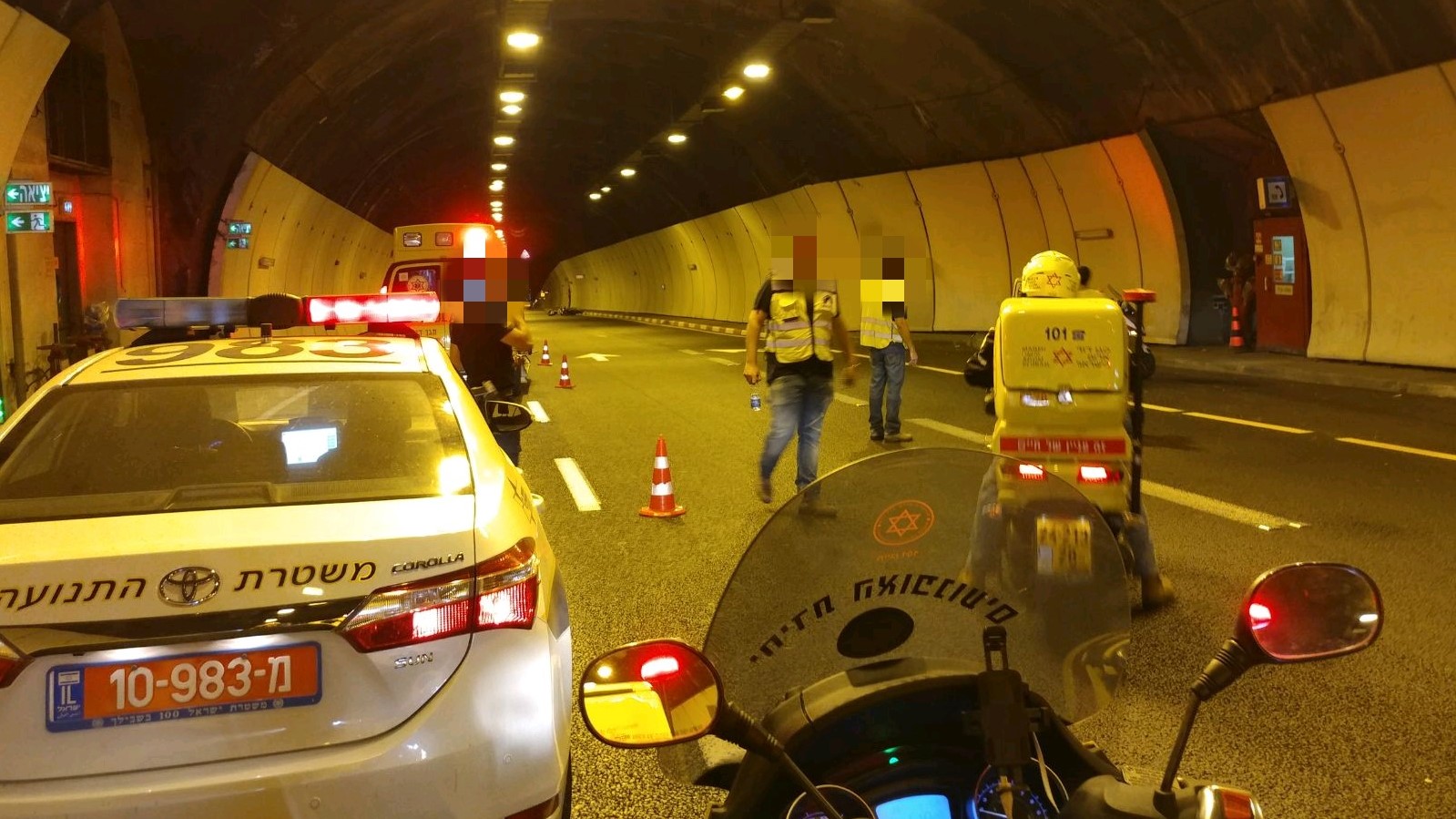 צילום: דוברות מד''א רוכב אופנוע נפגע מרכב במנהרות הכרמל – מצבו בינוני