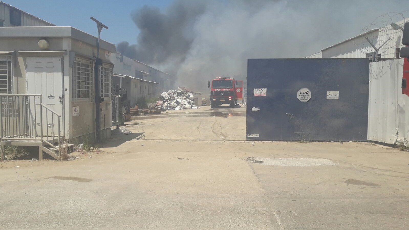 צילום: דוברות הצלה פתח תקווה הושגה שליטה בשריפה באזור תעשייה סגולה בפתח תקווה