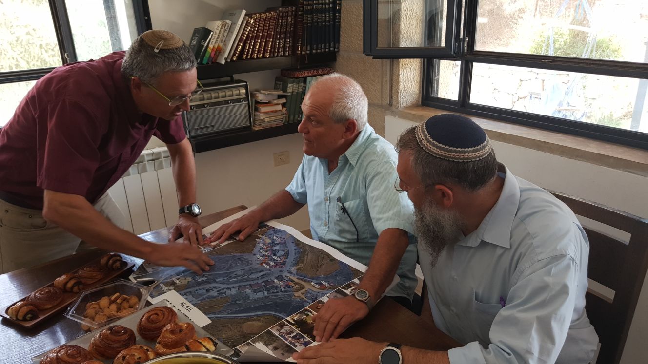 צילום: מוא״ז גוש עציון השר כץ בנתיב האבות: "מאמין שניתן למצוא פתרונות, להציל את הבתים ושמקרה כמו עופרה לא יחזור"