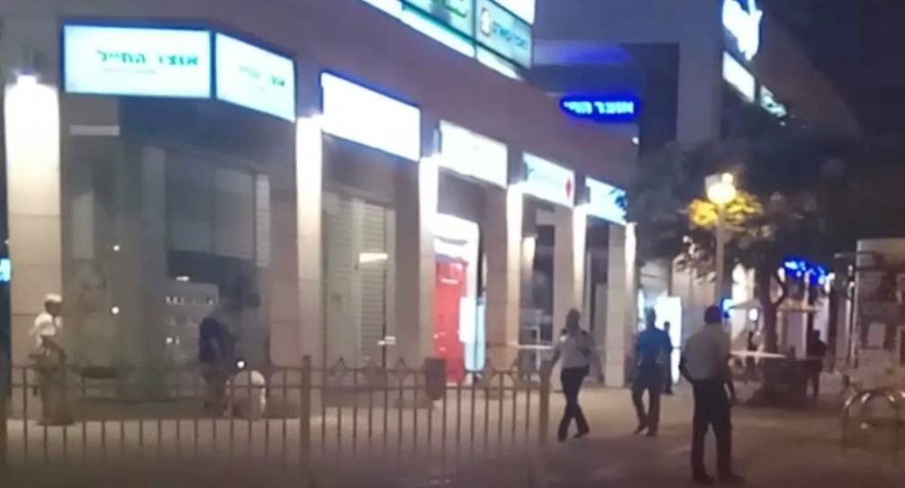 צילום: חדשות 0404 בג״ץ אישר זמנית הפגנה של 500 מפגיני שמאל מול בית היועמ״ש בפתח תקווה