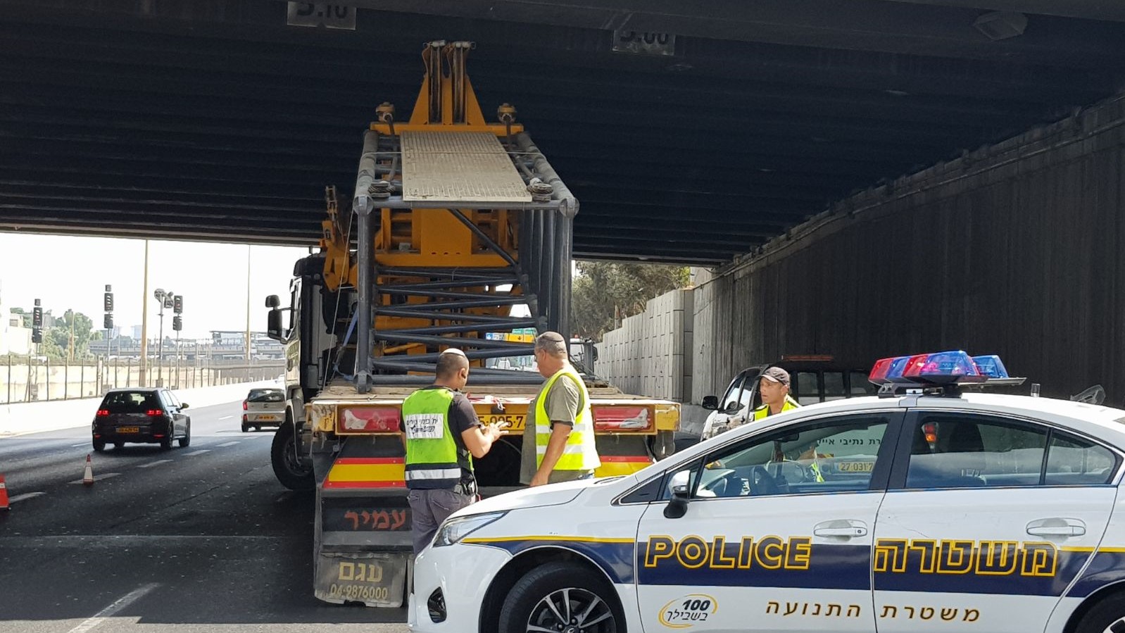 צילום: דוברות המשטרה משאית עם מנוף פגעה בגשר לה גווארדיה – אין נפגעים