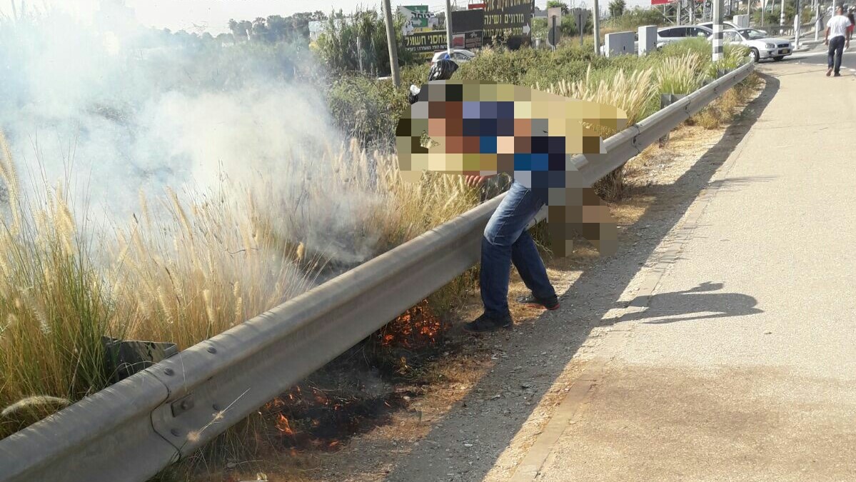 צילום: דוברות המשטרה שני ערבים נעצרו לאחר שתועדו מציתים שריפה. דודתו של אחד מהם – המחבלת שביצעה פיגוע בראש העין